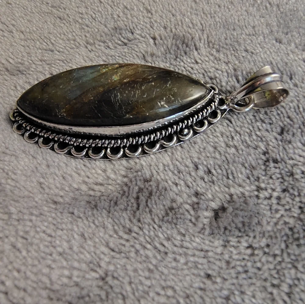 Marquis Labradorite And Silver Pendant - Picture 4 of 7
